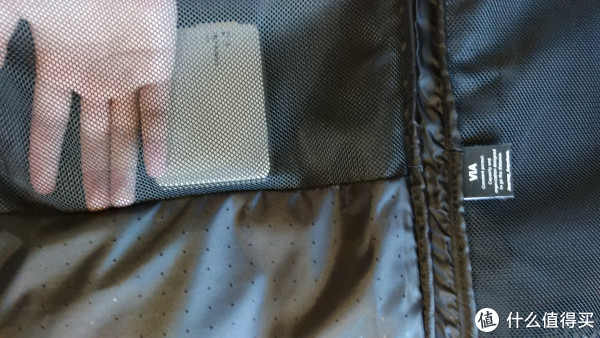 其实左侧那层的袋子只有一半可以装东西,底下是封死的 其实左侧那层的袋子只有一半可以装东西,底下是封死的