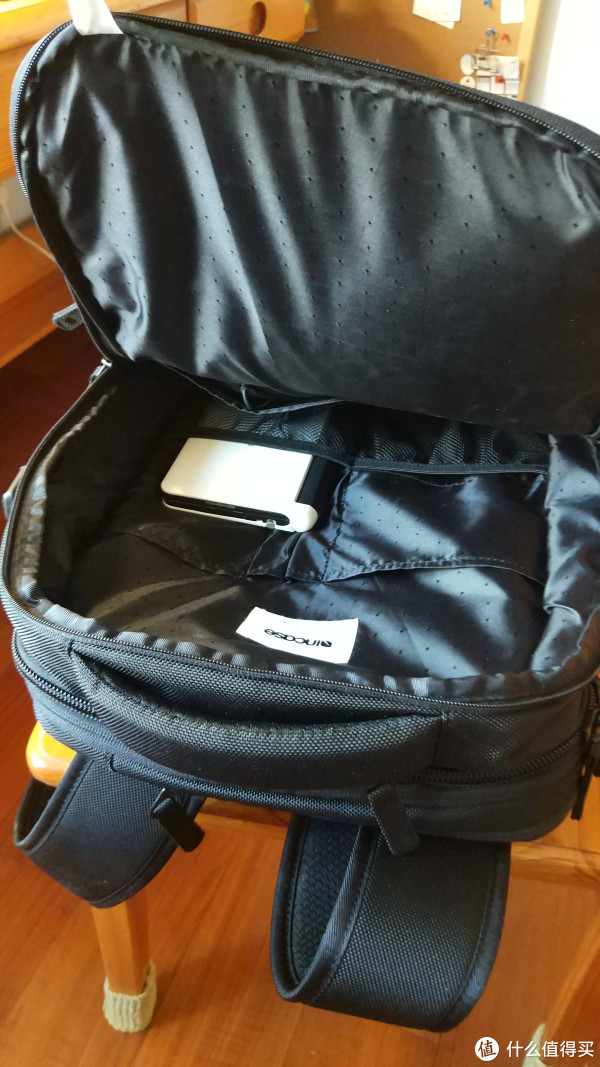 第一层空间挺大的,有几个网兜 第一层空间挺大的,有几个网兜