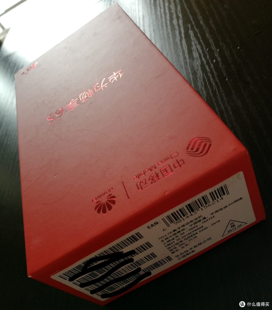 华为畅享6s采用红色外包装,千元机型用这么亮眼的盒子也是少见(遗憾的