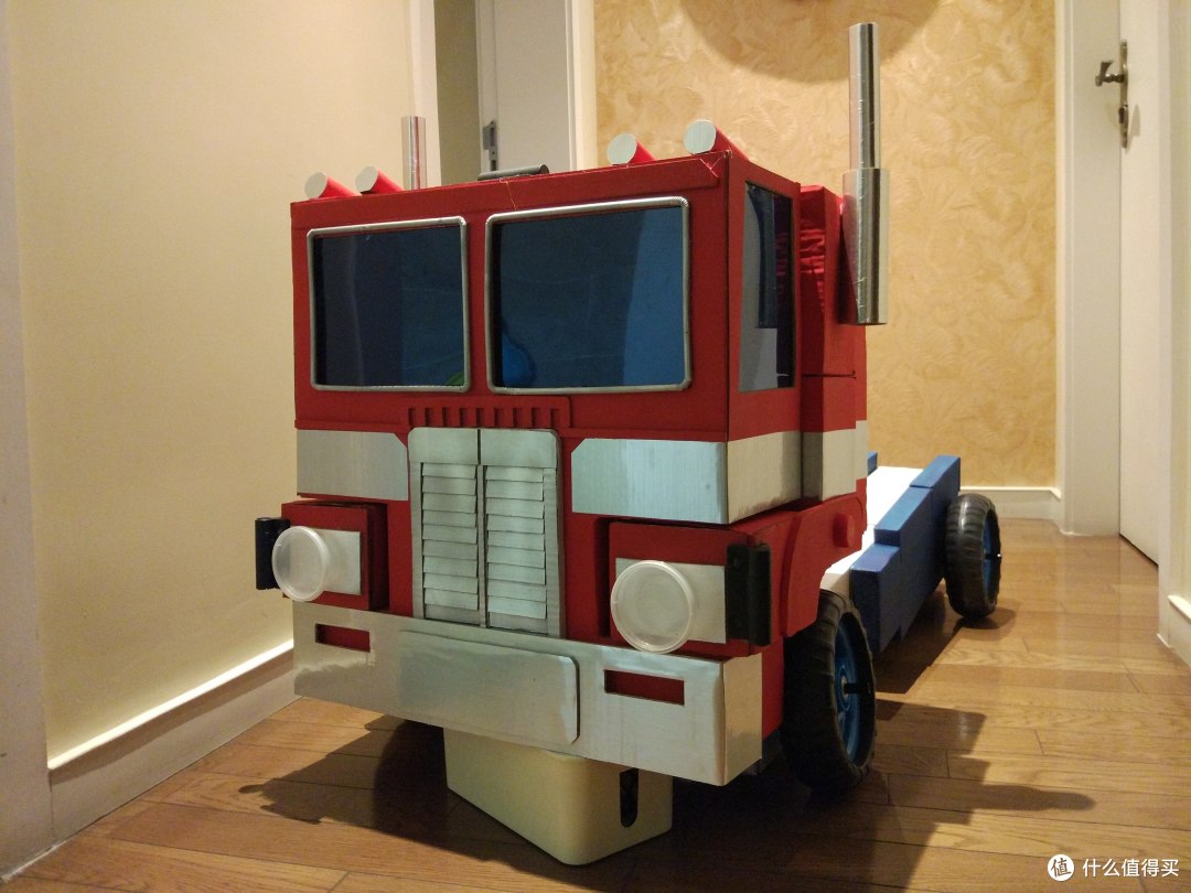 汽车人变形出发奶爸吴工纸盒打造能变形的擎天柱