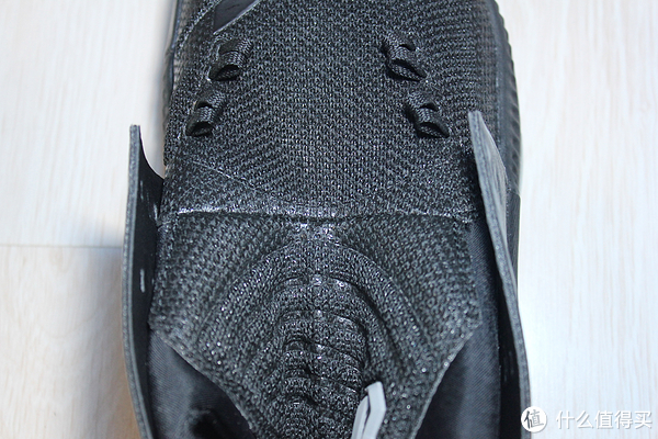 拿掉鞋带能看到鞋舌足弓的位置有个T型的缝合线