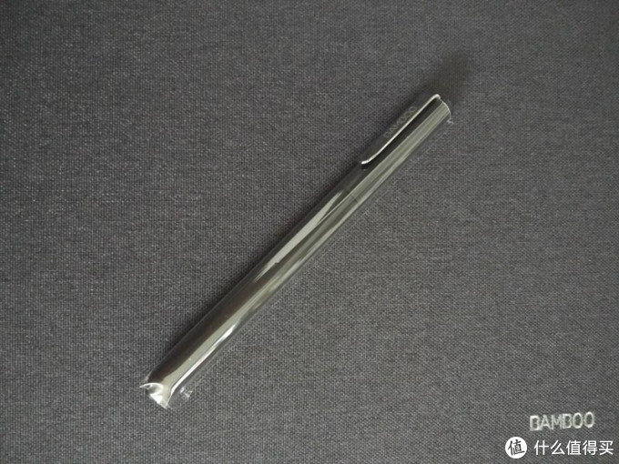 没有笔帽，旋转后笔芯伸出
