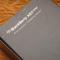 黑莓 KEYone 手机开箱体验(机身|插头|按键|摄像头|卡槽)
