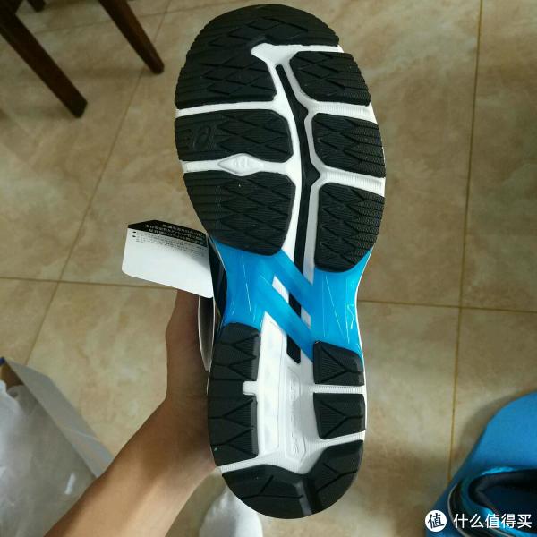 大底。感觉黑色橡胶用料很厚道，应该会很耐磨。