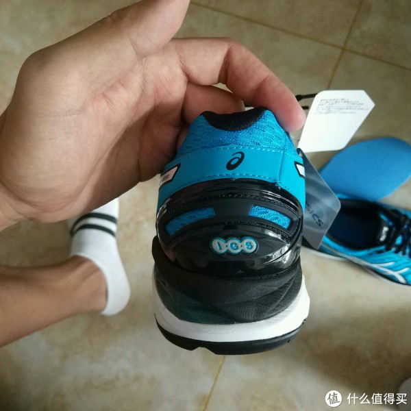 后跟的TPU支撑，很结实。
