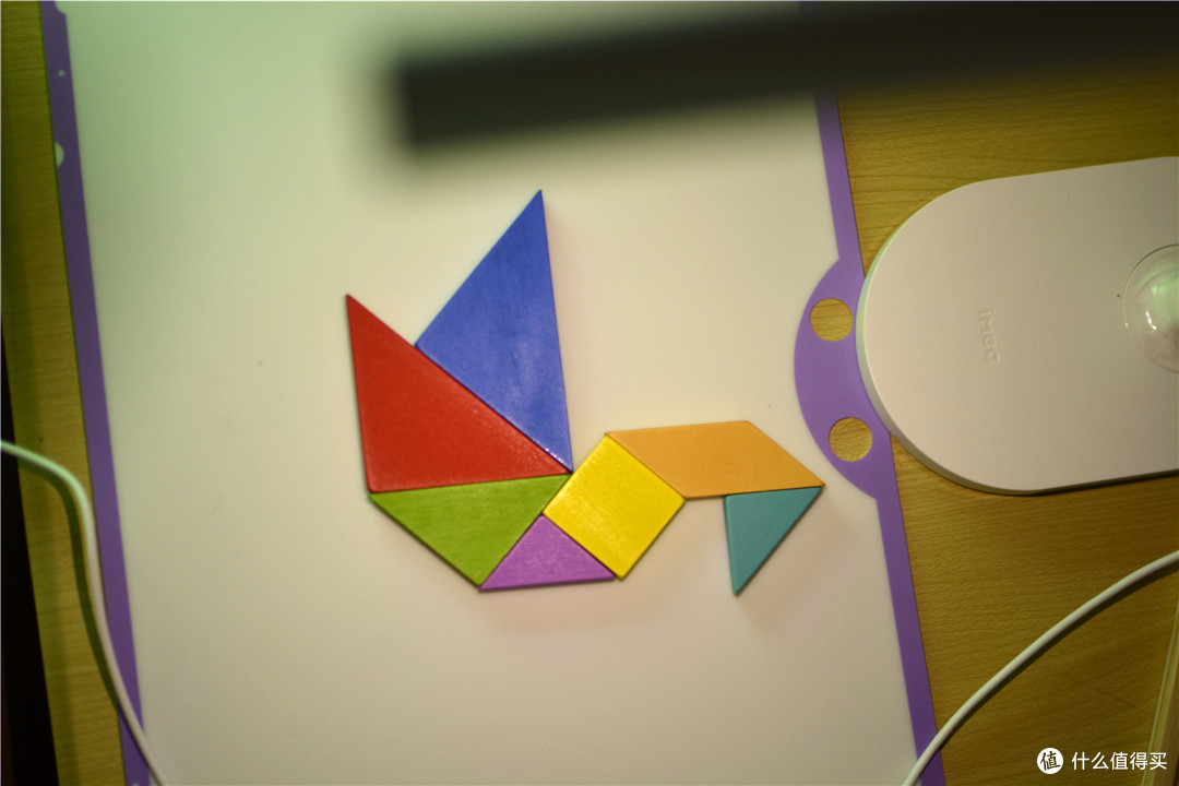 头,这个摄像头看上去很像一盏台灯,包装里有一个数字卡片,一盒七巧板