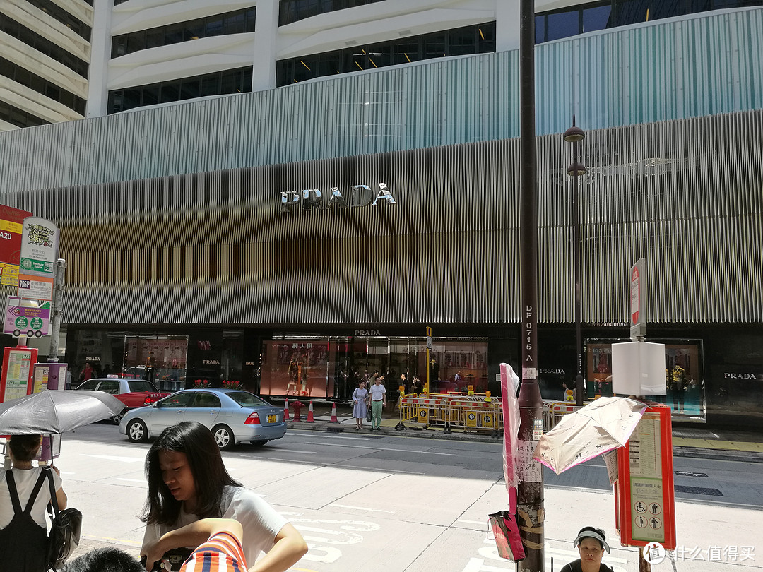新港中心大门对面就是PARDA专卖店。