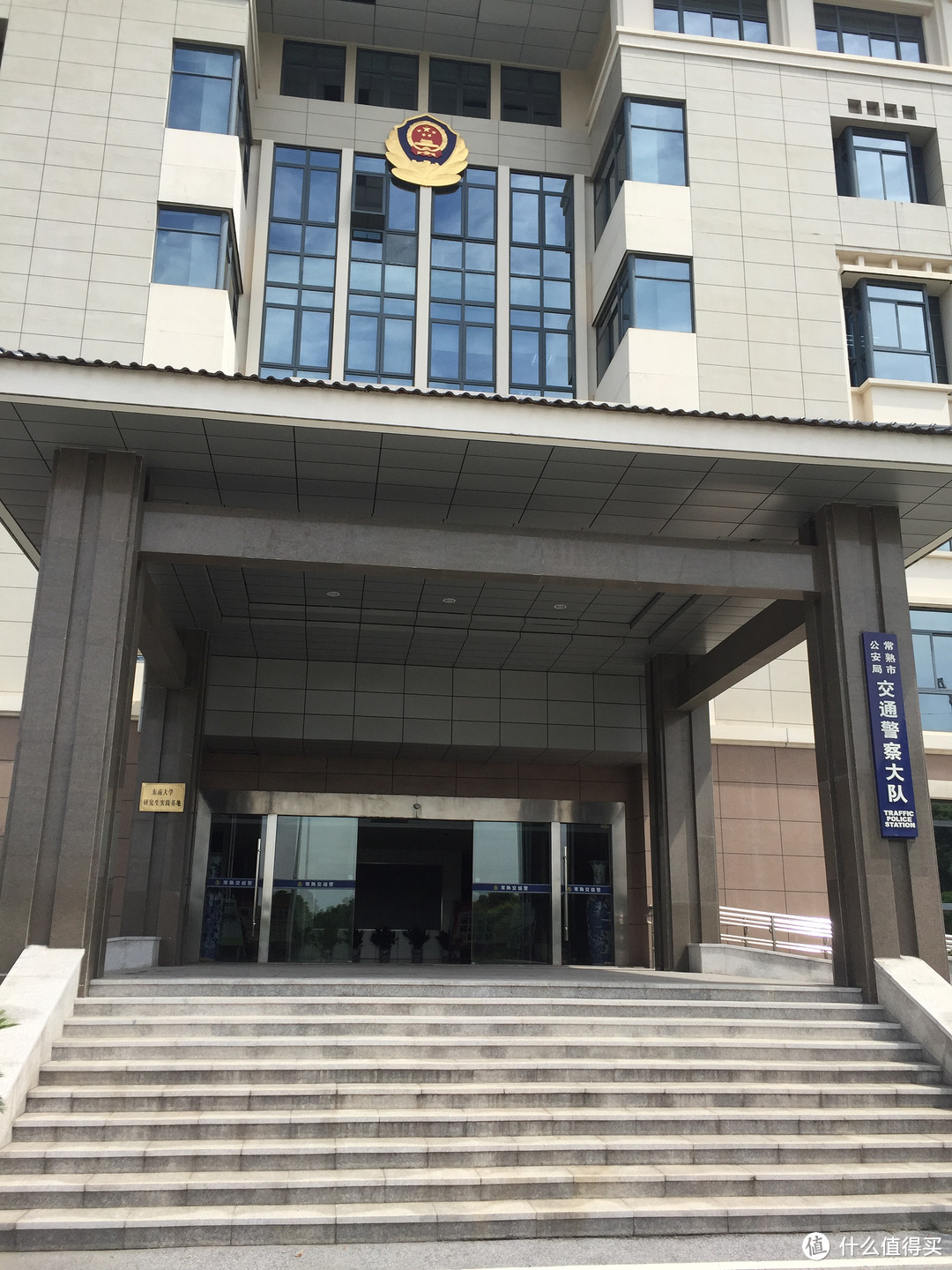 二档7300转优雅压实线后,老司机竟正面硬杠整个交警队!