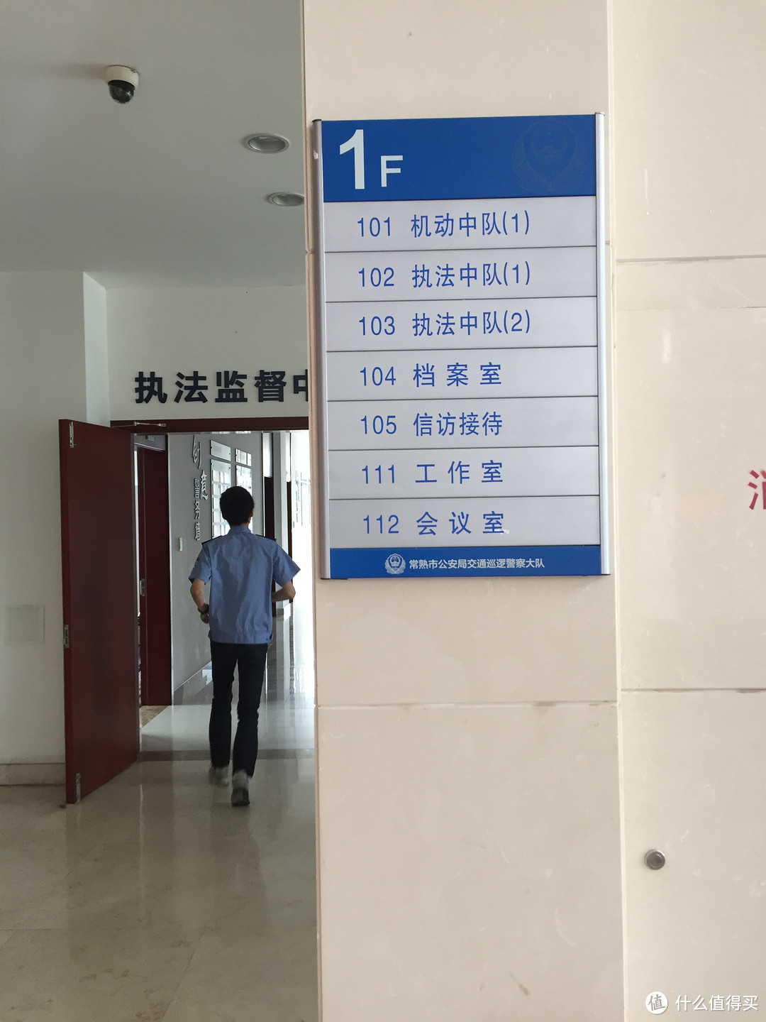 二档7300转优雅压实线后,老司机竟正面硬杠整个交警队!