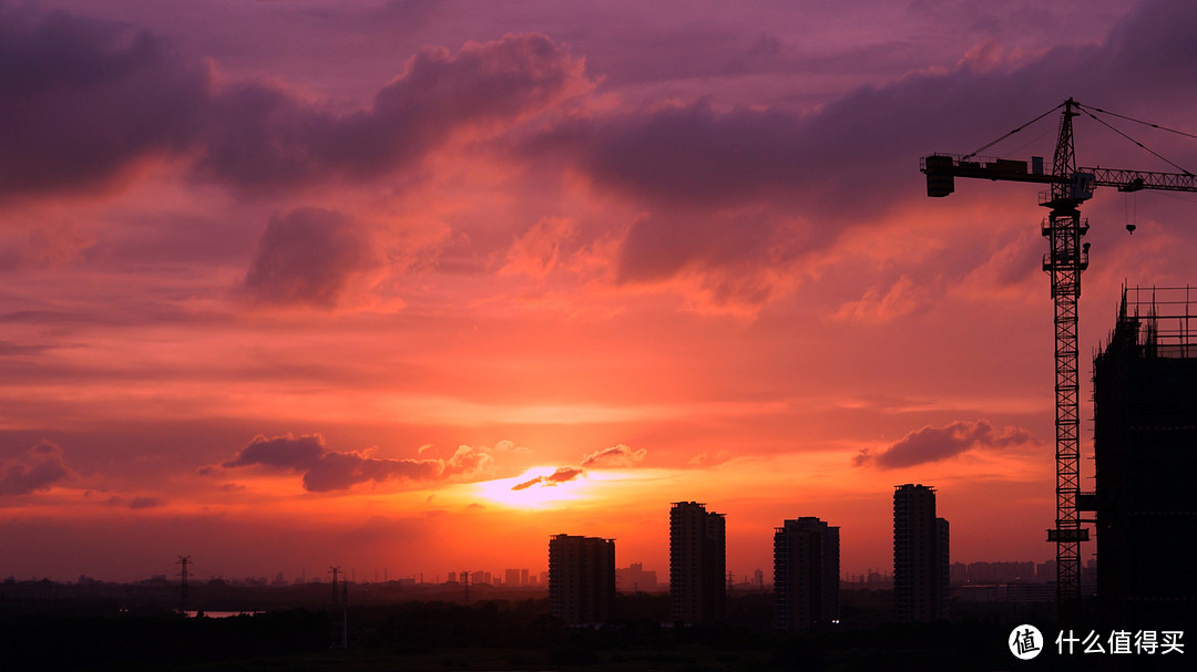 夕阳下的工地