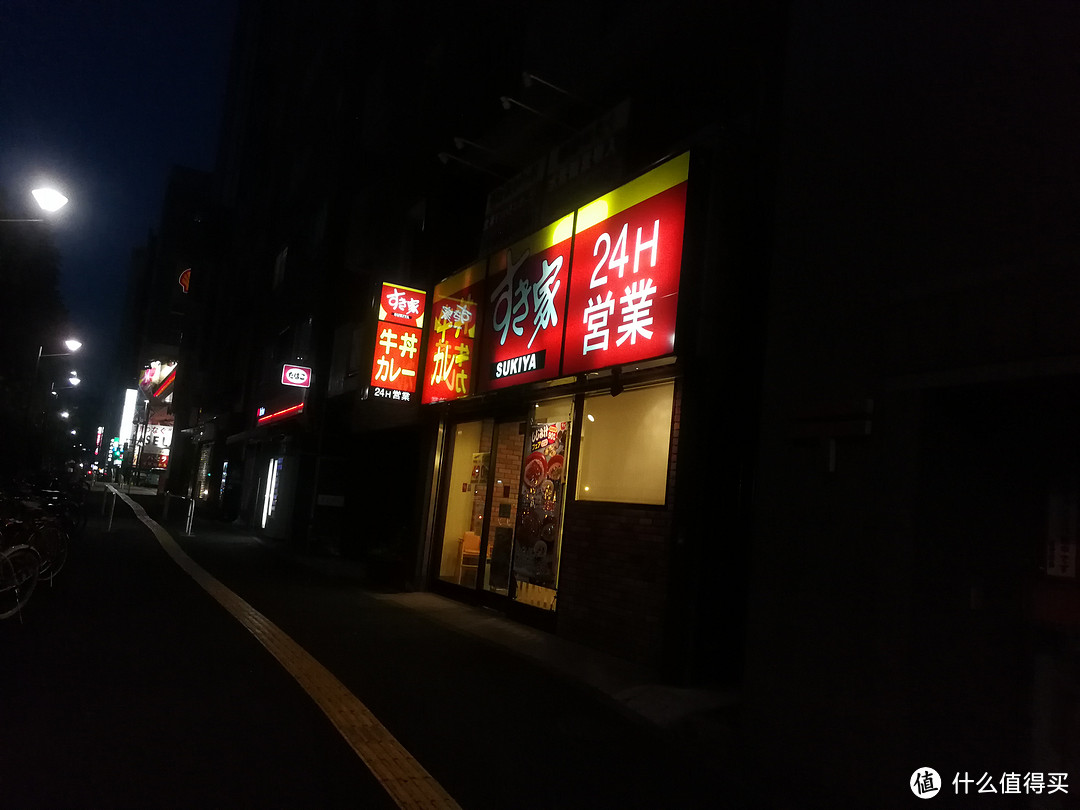 在路上找了家快餐店