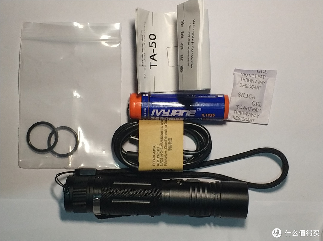 包装：充电线是microUSB的，18650电池，说明书，手绳，两个防水圈