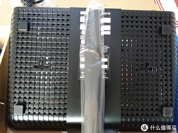 正面背面都是洞洞，有利于散热，特殊涉及也能防灰