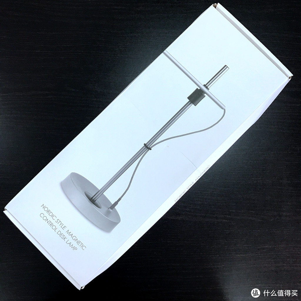 我用Dyson CSYS 定价的2%，买了一盏跟它有五分相似的台灯