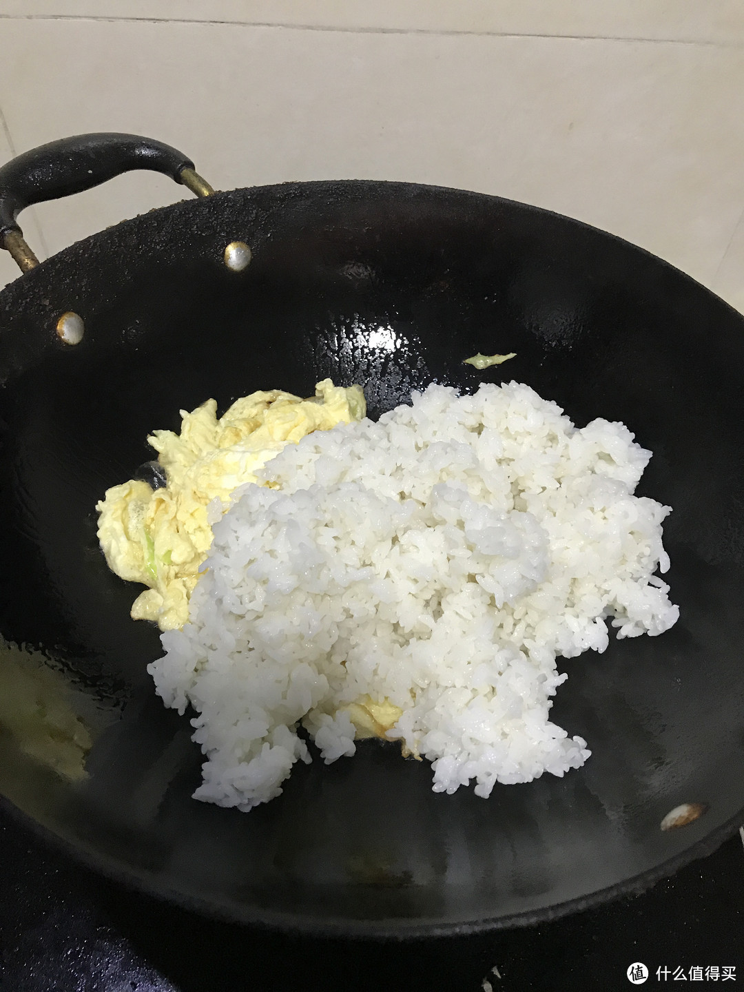 深夜食堂之一碗爱心蛋炒饭（火腿肠、黄瓜、胡萝卜）