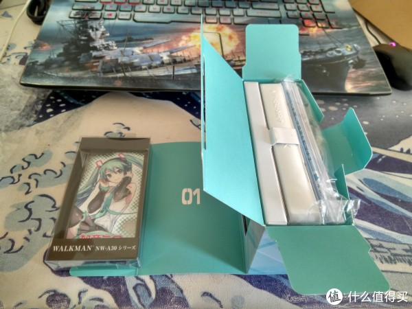 抽屉式内盒，中间的就是送的NC-750主动降噪式耳机
