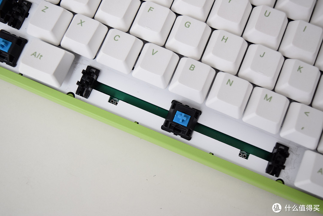 办公桌面改造の机械键盘 ，varmilo 阿米洛 VA87M草木绿 机械键盘 开箱