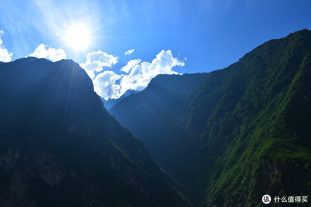 虎跳峡对面的峡谷