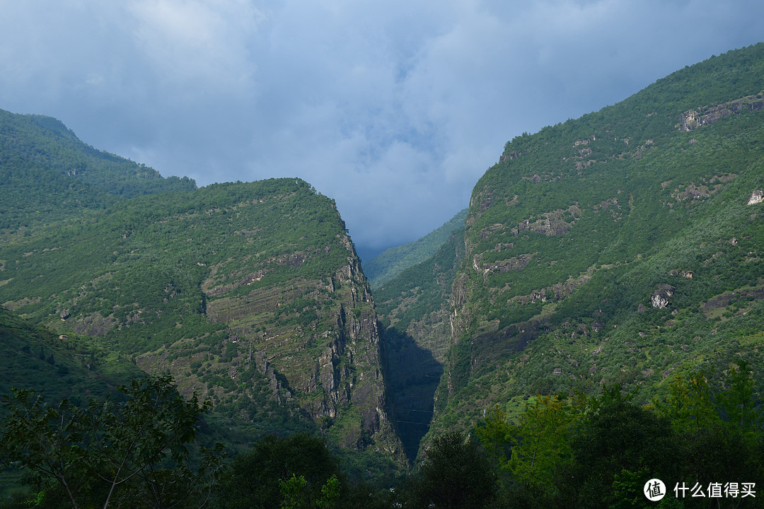 石门关全景，我们爬的山在最左边，比石门关要高