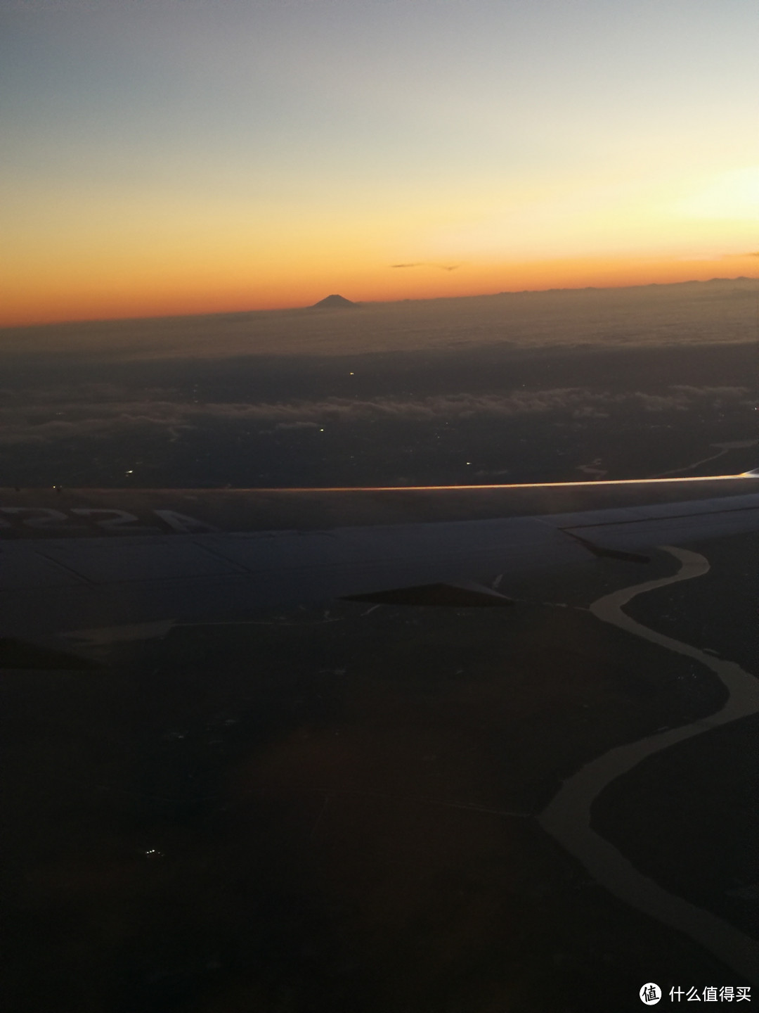 在机上看到夕阳下的富士山