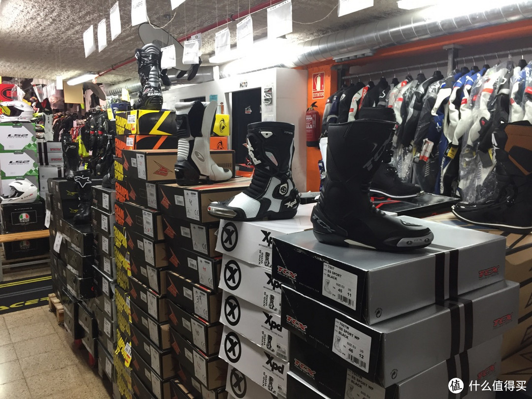 探访巴塞罗那的摩托车用品直销店 Outlet Moto