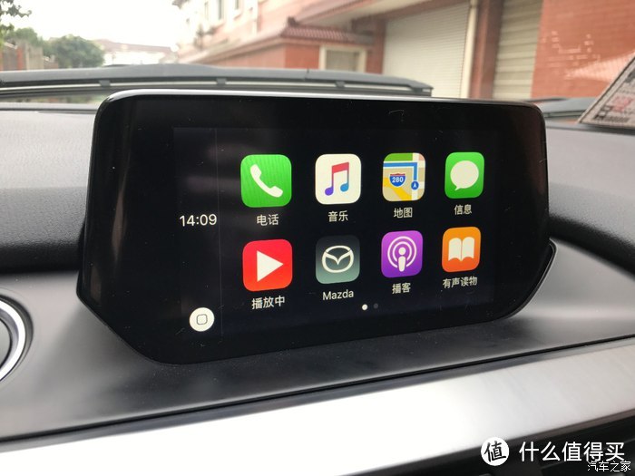 carplay并不好用，不能随车启动，很不方便，试用了一下就放弃了。