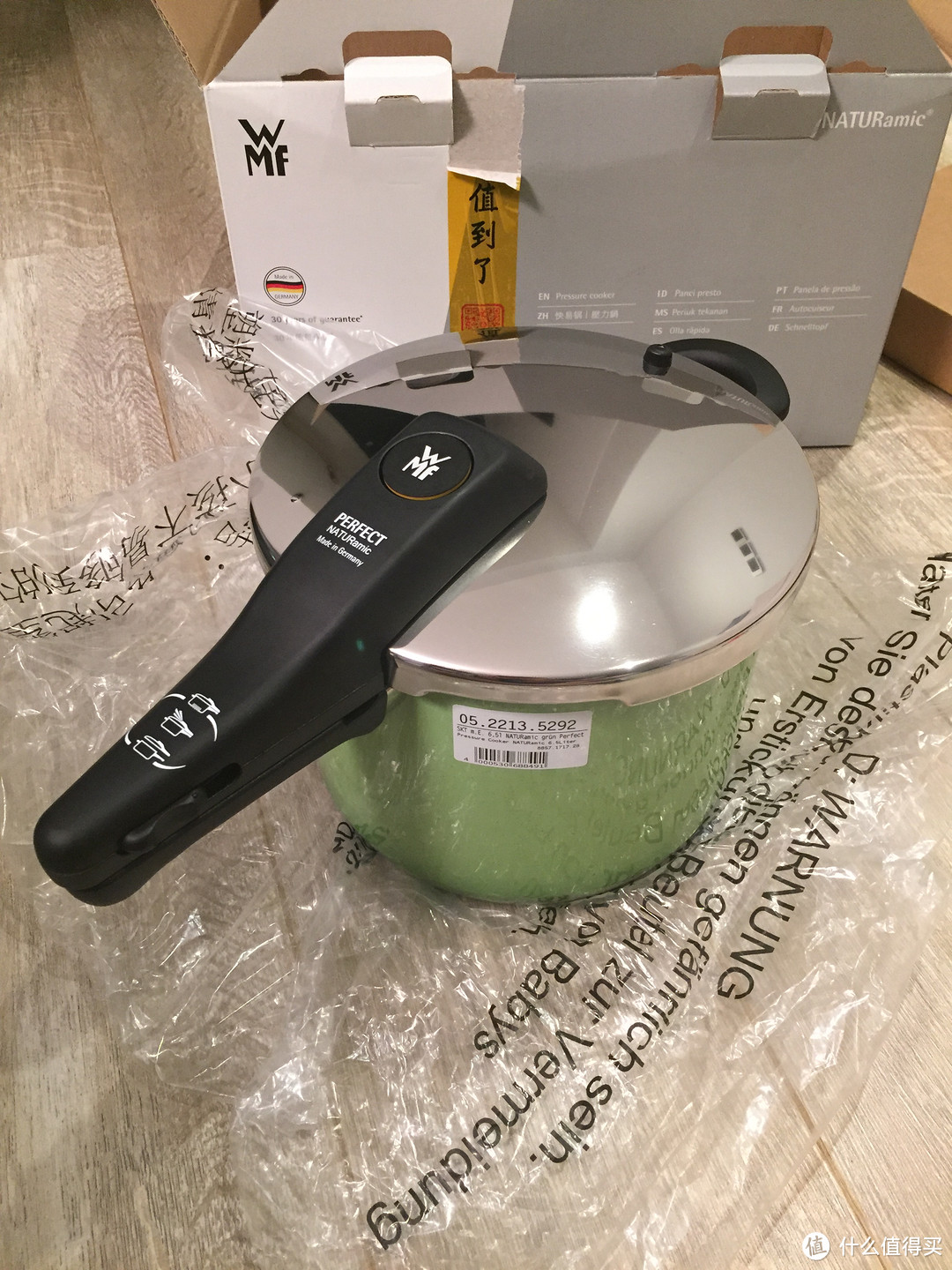厨房里的那一抹色彩，WMF奈彩米 快易锅 开箱使用及对比评测。