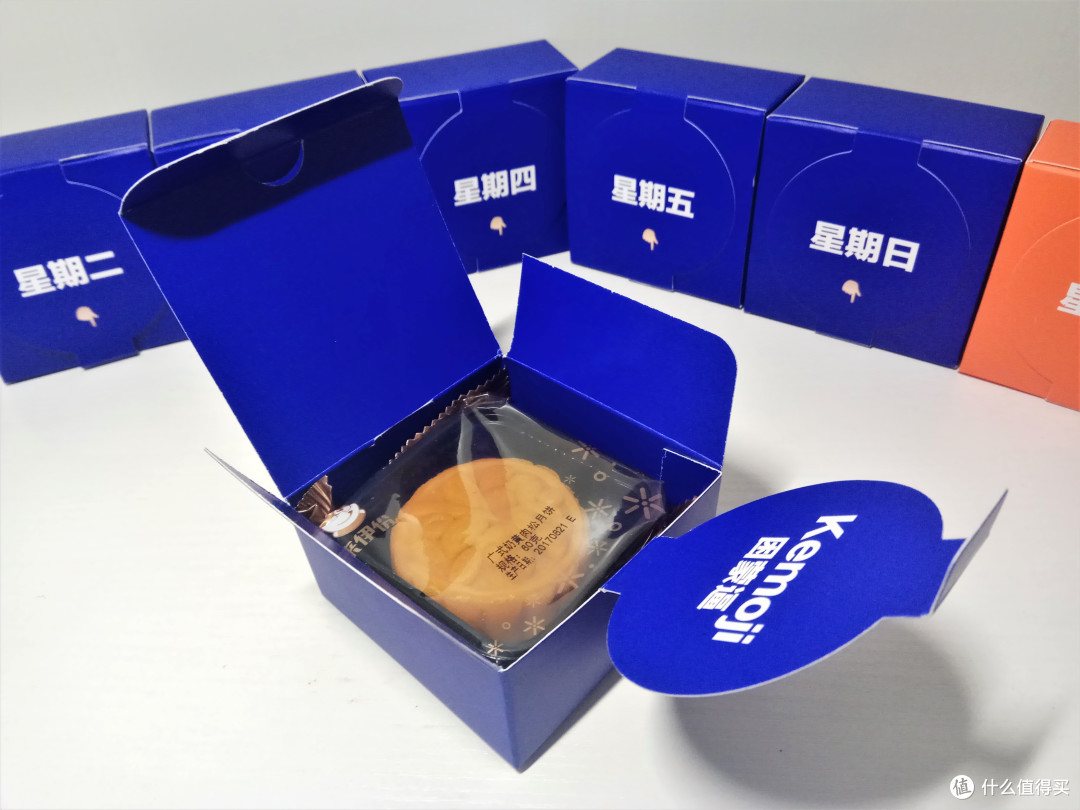 #热征#中秋#大妈有心,令我动情 — 双节福利 来伊份 EMOJI 月饼