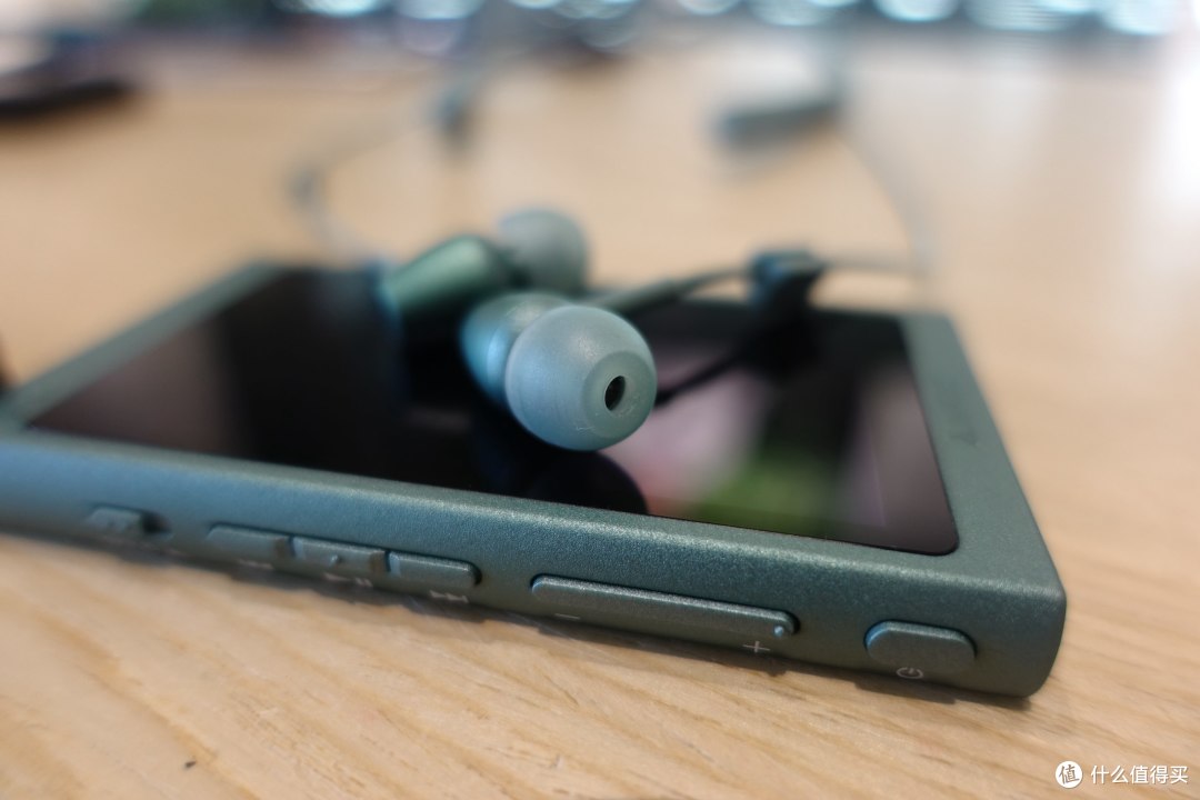 新老对决:SONY 索尼 WI-H700 VS SONY 索尼 MDR-EX750BT 蓝牙耳机