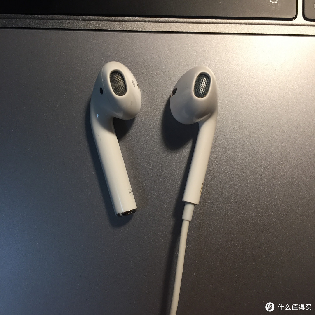 左侧AirPods，右侧EarPods