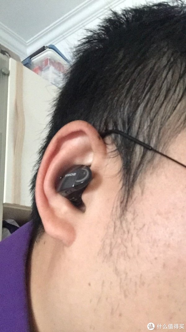 相对来说比较舒适，佩戴后略微旋转一下
