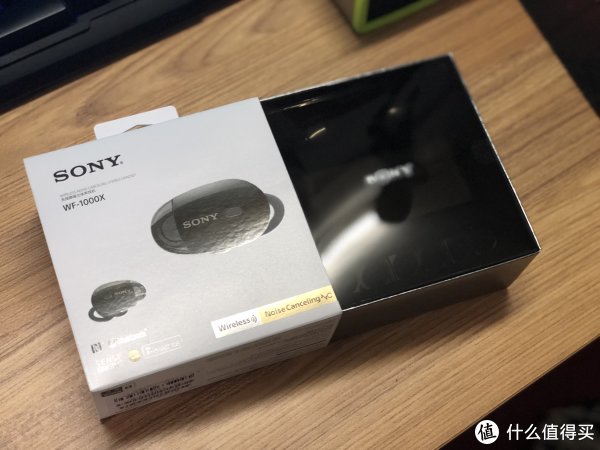 拉开盒子的内部，是覆盖着黑色透明塑料的内盒。上面也有着Sony的