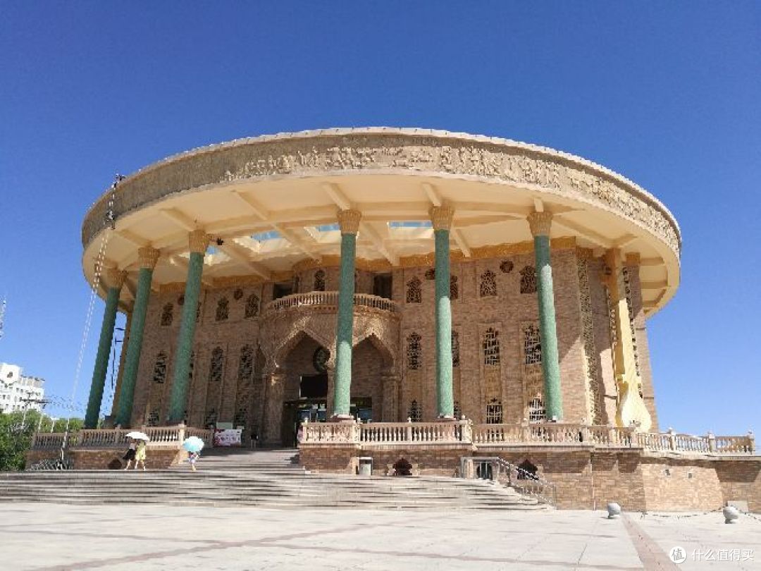 鬼吹灯精绝古城在此取景),这里的绿洲孕育出新疆特产哈密瓜