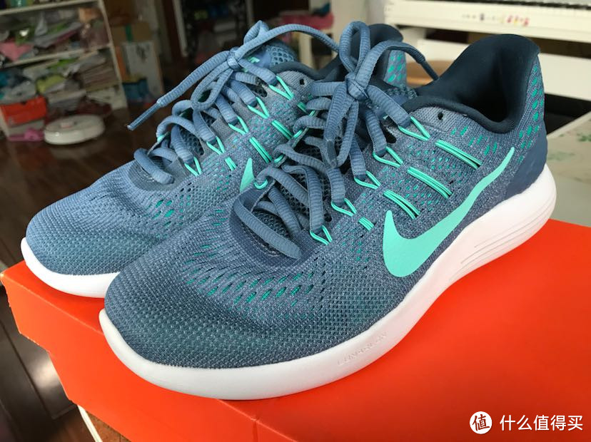 老婆大人的第一双399特价NIKE 耐克 登月系列 跑鞋 开箱晒单