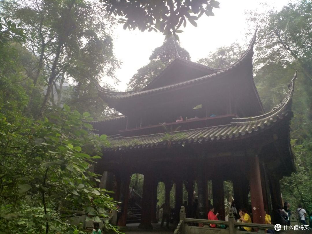 徒步峨眉山