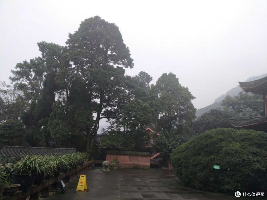 徒步峨眉山