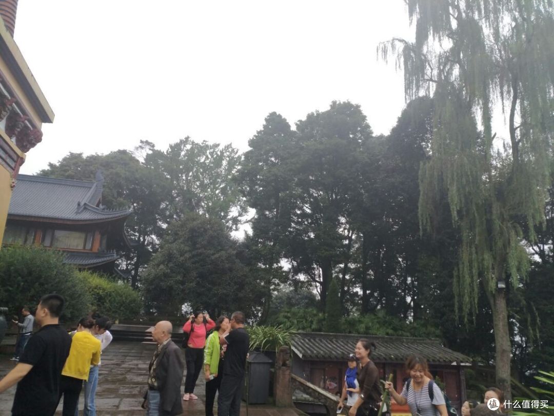 徒步峨眉山