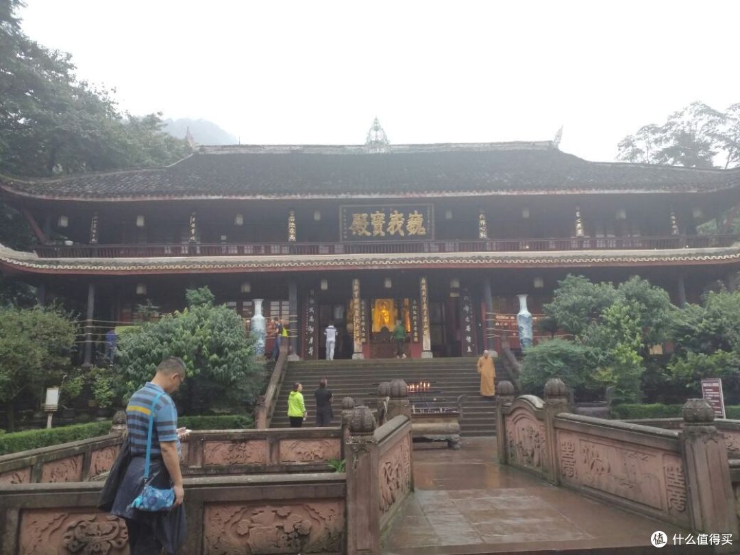 徒步峨眉山