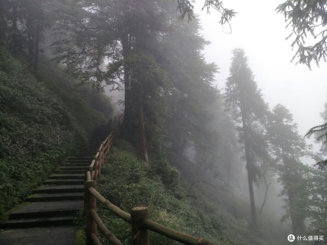 徒步峨眉山