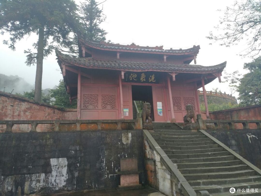 徒步峨眉山