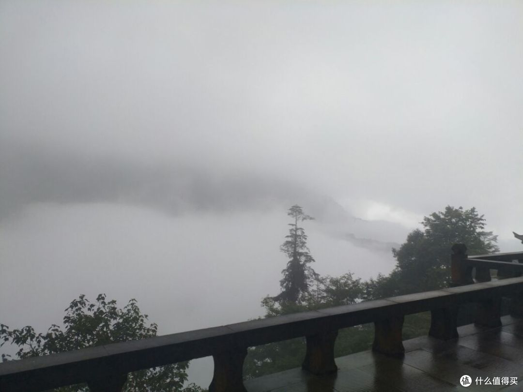 徒步峨眉山
