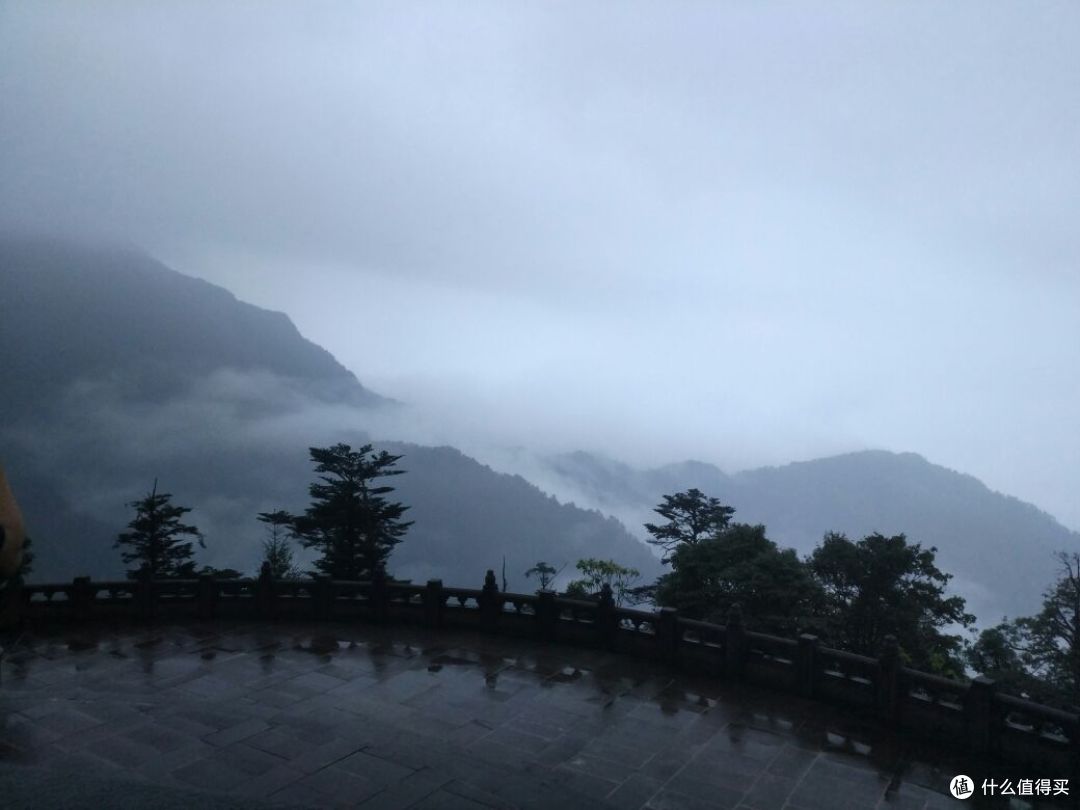 徒步峨眉山