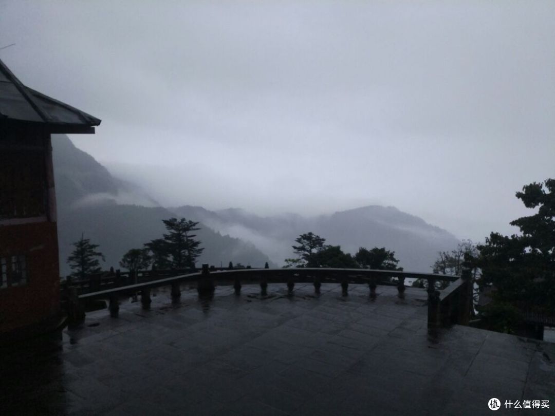 徒步峨眉山