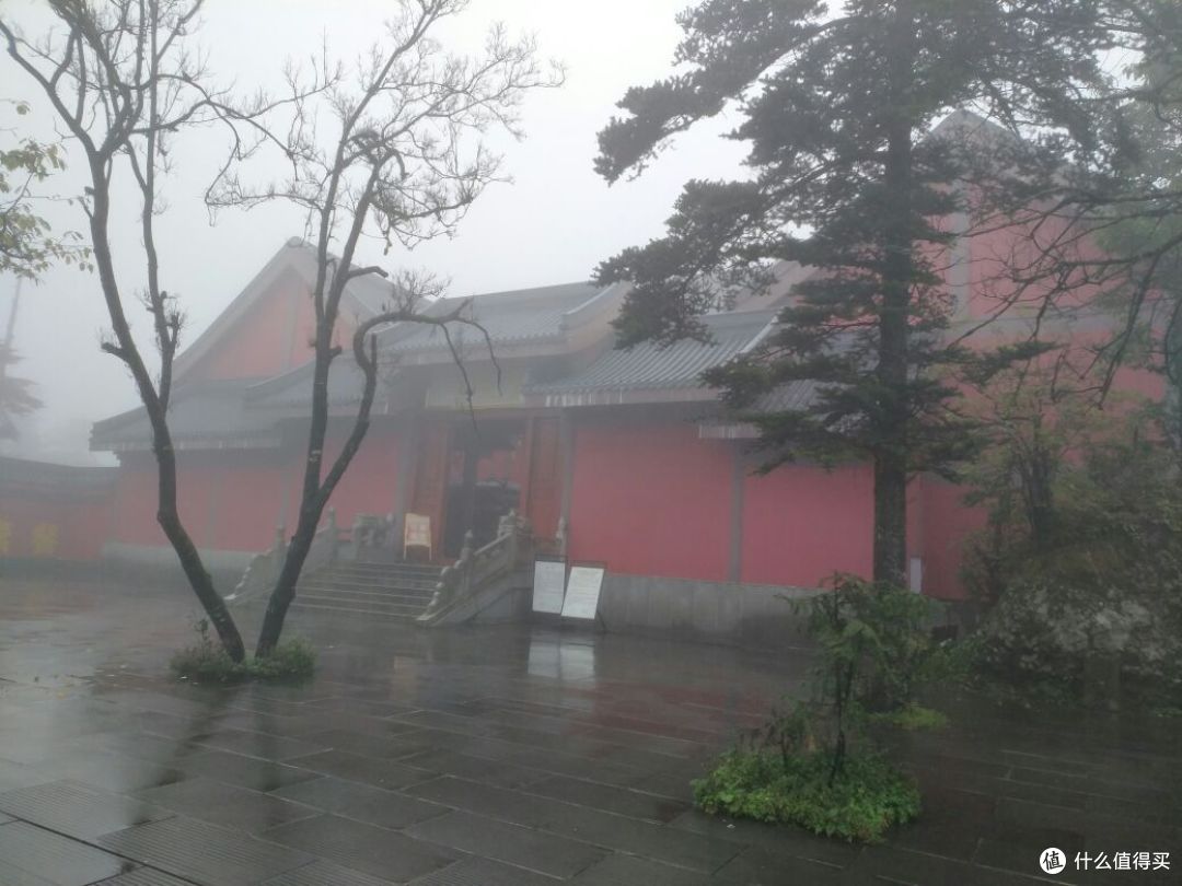 徒步峨眉山