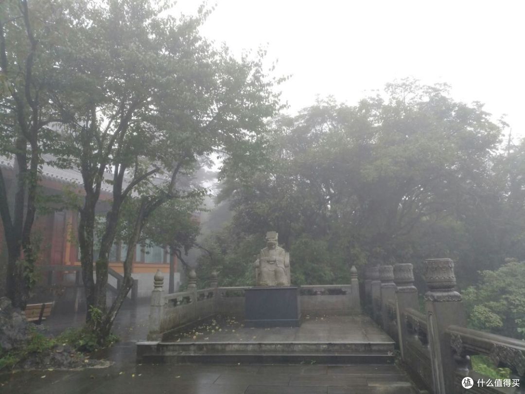 徒步峨眉山