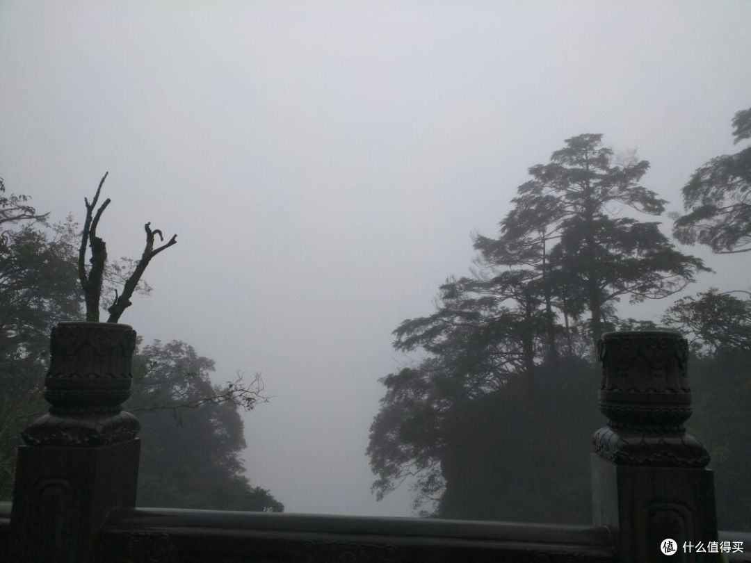 徒步峨眉山
