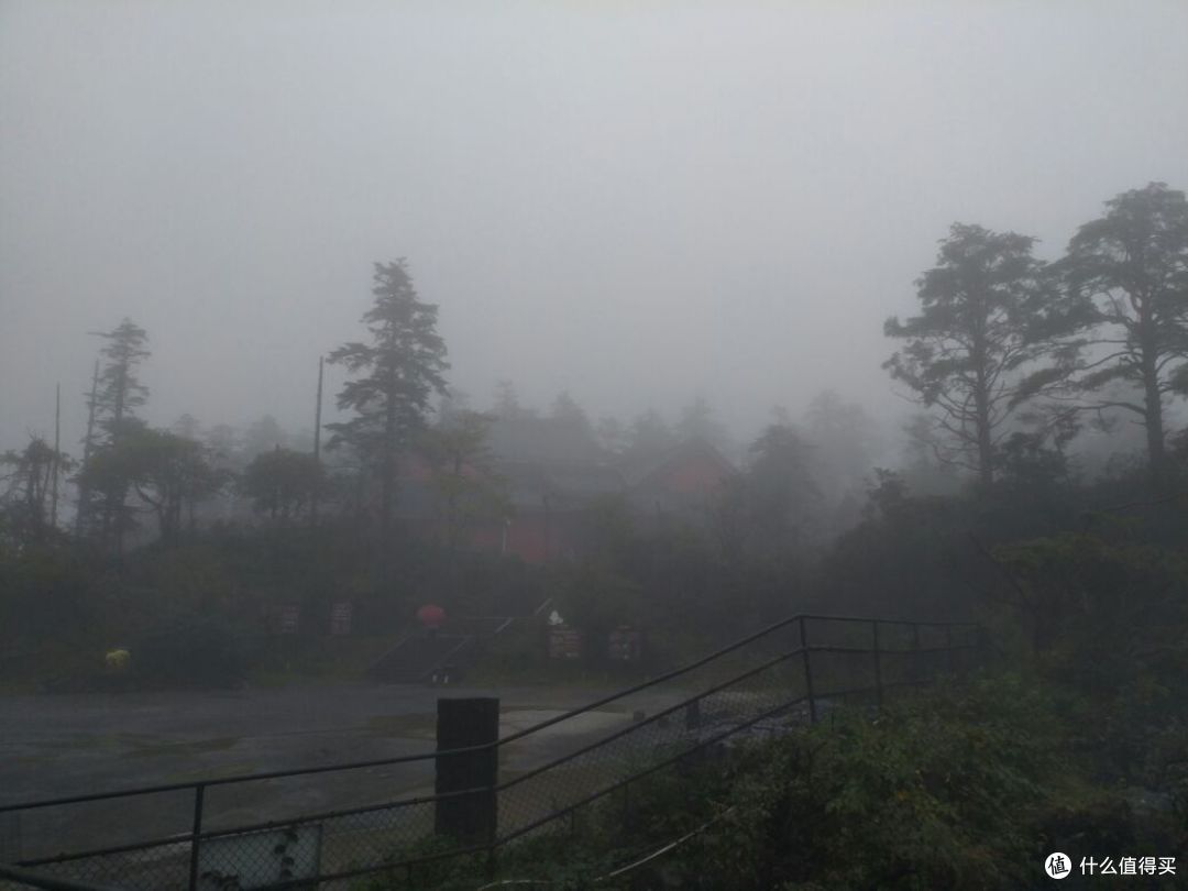 徒步峨眉山