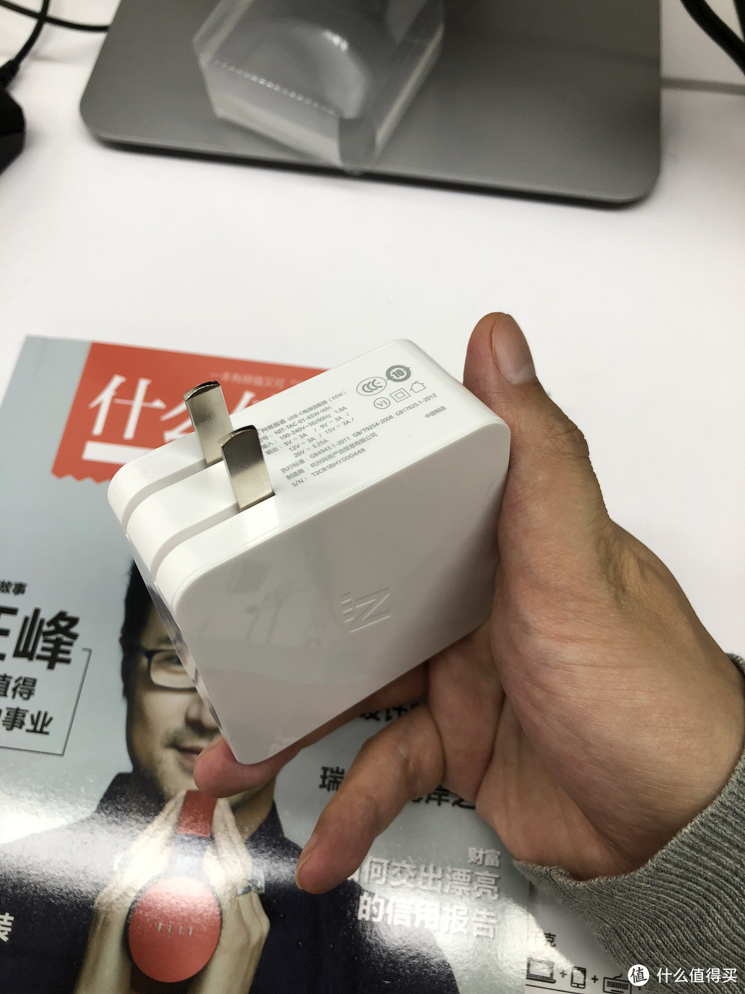 iPhone8的新伙伴，轻测网易智造 USB-C电源适配器