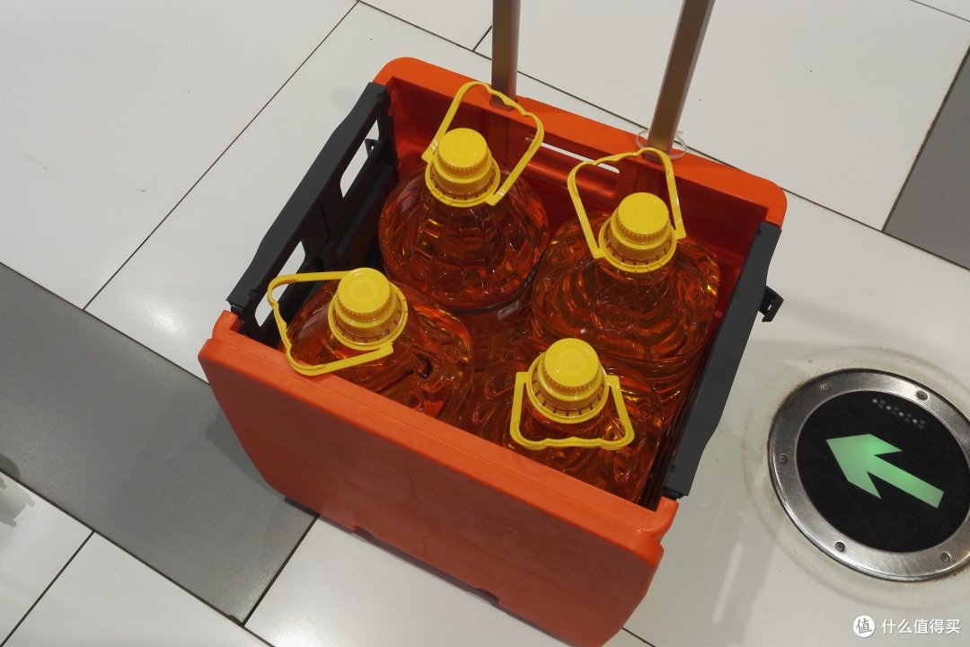 这不是公文包，是我妈妈的折叠购物车
