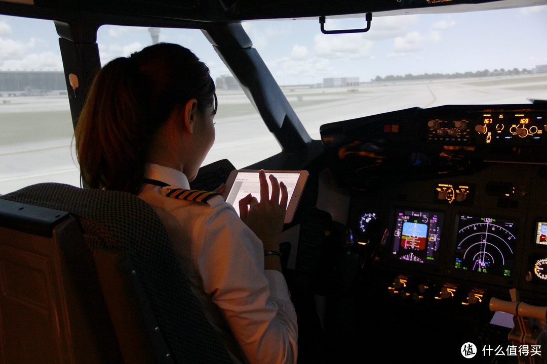 如何学会开飞机？当然要靠小姐姐啊！记TaxiWay飞行体验